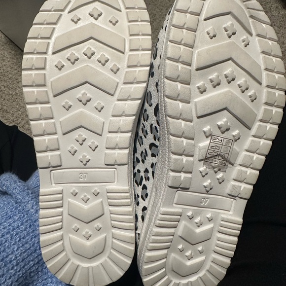 Leopard Print Fuzzy Lined Shoes - Picture 4 of 4